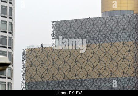 Birmingham, West Midlands, Royaume-Uni. 3 avril 2014. Les visiteurs sur le toit-terrasse à la nouvelle bibliothèque de Birmingham lutte pour voir une grande partie à travers la brume. La poussière du désert du Sahara est le mélange avec la pollution locale à l'origine du smog sur une grande partie de la région des Midlands La poussière est cru pour être à l'origine de la pollution de l'air supplémentaire et provoque des problèmes pour les personnes ayant des problèmes de santé comme l'asthme au niveau de la pollution sont à la hausse au cours des prochains jours, à une mauvaise qualité de l'air la création d'un voile sur une grande partie de l'Angleterre. Crédit photo : Simon Hadley/ Alamy Live News Banque D'Images