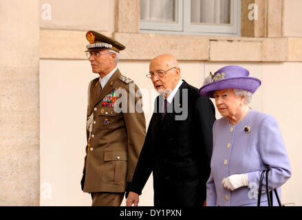 Rome, Italie. 3ème apr 2014. La visite de la reine Elizabeth II (R) et le président italien Giorgio Napolitano (C) entrer dans le palais du Quirinal à Rome, Italie, le 3 avril 2014. Credit : Xu Nizhi/Xinhua/Alamy Live News Banque D'Images