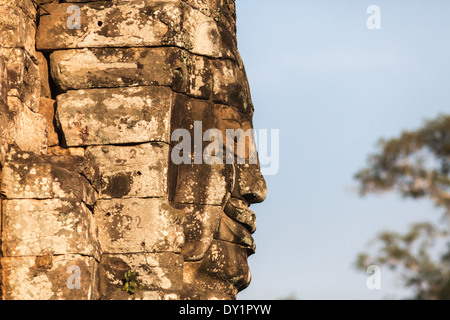 Sculpture de visage souriant au temple Bayon à Angkor près de Siem Reap, Cambodge Banque D'Images