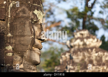 Sculpture de visage souriant au temple Bayon à Angkor près de Siem Reap, Cambodge Banque D'Images