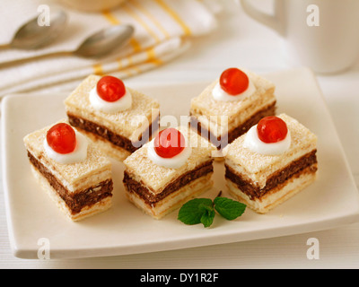 Gâteaux au chocolat et cerises. Recette disponible. Banque D'Images