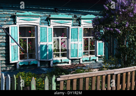 Fenêtres avec volets en bois traditionnel dans Bolshoe Goloustnoe sur la rive du lac Baikal, Sibérie, Russie Banque D'Images