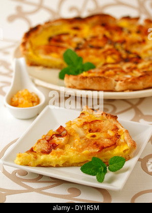 Tarte fine aux pommes et crème anglaise à l'orange. Recette disponible. Banque D'Images