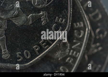 Détail de 50p / cinquante pence coins, avec les pieds du joueur à l'arrière-plan. Banque D'Images