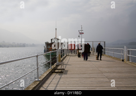 Les passagers en attente pour le bateau à vapeur Ullswater à Pooley Bridge Pier Parc National de Lake District Cumbria Banque D'Images