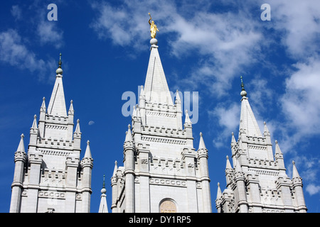 La lune peaks de derrière le temple de Salt Lake City de Salt Lake City, Utah photo de Jen Lombardo Banque D'Images