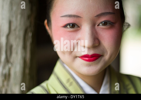 Young woman in traditional okinawan à yukata à Ryukyu Mura, Village de Yomitan, Okinawa, Japon Banque D'Images