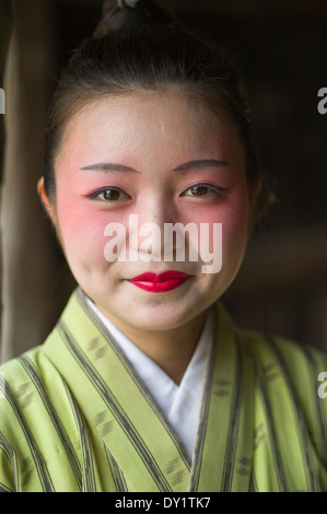 Young woman in traditional okinawan à yukata à Ryukyu Mura, Village de Yomitan, Okinawa, Japon Banque D'Images