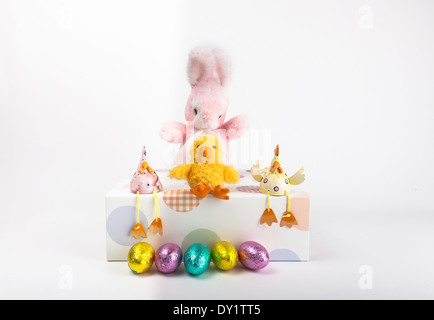 Lapin de Pâques sur blanc fond isolé avec des poussins de pâques et oeufs de pâques enveloppé d'huile Banque D'Images