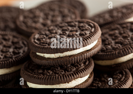 Les cookies au chocolat malsaine avec la crème à la vanille Banque D'Images