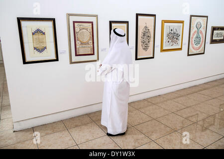 Sharjah, Emirats Arabes Unis. 3 avril 2014, jour d'ouverture de Sharjah biennal calligraphie tenue en Émirat de Sharjah dans les Émirats arabes unis. Credit : Iain Masterton/Alamy Live News Banque D'Images