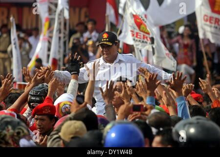 Semarang, Indonésie. 3ème apr 2014. 3 avril : Subiano Prabowo, Indonésie président candidat, au cours de son Gerindra campagne parti le 3 avril 2014 à Semarang, Central Java, Indonésie. Élections législatives indonésiennes sera eection tenue le 9 avril 2014 à l'Indonésie pendant le déroulement de l'élection du président le 9 juillet 2014. Élection Indonésie suivie par 12 parties avec 180 millions d'électeurs de prendre l'article. Credit : Sijori Images/ZUMAPRESS.com/Alamy Live News Banque D'Images