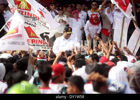 Semarang, Indonésie. 3ème apr 2014. 3 avril : Subiano Prabowo, Indonésie président candidat, au cours de son Gerindra campagne parti le 3 avril 2014 à Semarang, Central Java, Indonésie. Élections législatives indonésiennes sera eection tenue le 9 avril 2014 à l'Indonésie pendant le déroulement de l'élection du président le 9 juillet 2014. Élection Indonésie suivie par 12 parties avec 180 millions d'électeurs de prendre l'article. Credit : Sijori Images/ZUMAPRESS.com/Alamy Live News Banque D'Images