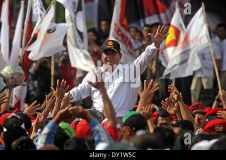 Semarang, Indonésie. 3ème apr 2014. 3 avril : Subiano Prabowo, Indonésie président candidat, au cours de son Gerindra campagne parti le 3 avril 2014 à Semarang, Central Java, Indonésie. Élections législatives indonésiennes sera eection tenue le 9 avril 2014 à l'Indonésie pendant le déroulement de l'élection du président le 9 juillet 2014. Élection Indonésie suivie par 12 parties avec 180 millions d'électeurs de prendre l'article. Credit : Sijori Images/ZUMAPRESS.com/Alamy Live News Banque D'Images