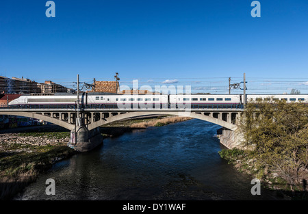 AVE train sur un pont à LLeida, Espagne. Banque D'Images