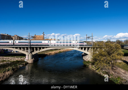 AVE train sur un pont à LLeida, Espagne. Banque D'Images