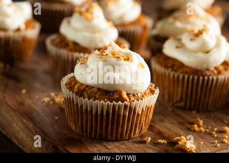 Cupcakes carotte fait maison avec de fromage fondu pour Pâques Banque D'Images