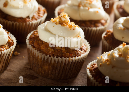 Cupcakes carotte fait maison avec de fromage fondu pour Pâques Banque D'Images
