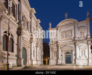 Venise - Scuola Grande di San Rocco et l'église Chiesa San Rocco dans le crépuscule. Banque D'Images