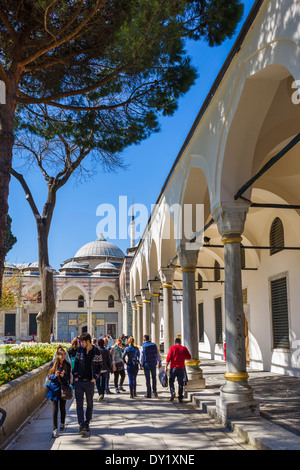 Aux côtés du chemin la salle du Conseil du Trésor dans la troisième Cour, le palais de Topkapi (Topkapi Sarayi), Istanbul, Turquie Banque D'Images