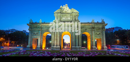 Vue de la célèbre Puerta de Alcala au coucher du soleil, Madrid, Espagne Banque D'Images