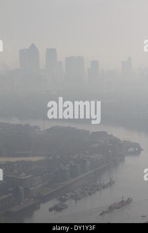 Les niveaux de pollution record sur la Tamise et Canary Wharf à Londres, en Angleterre. Crédit : Paul McCabe/Alamy Live News Banque D'Images