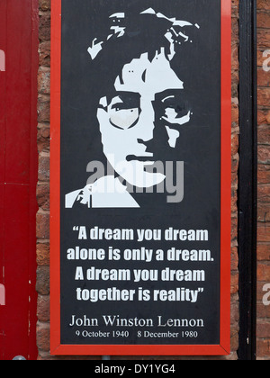 John Lennon "paroles de sagesse" poster sur mur extérieur dans Mathew Street Liverpool UK Banque D'Images