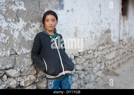 Le Ladakh, Inde. Adolescente d'origine tibétaine au village d'Mulbrek Banque D'Images