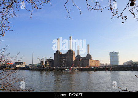Battersea Power Station vu de l'autre côté de la Tamise sur le remblai Chelsea London UK Banque D'Images