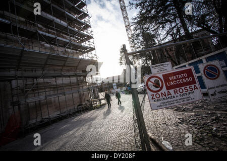 3 avril 2014 - L'Aquila, Italie - un signal indiquent la ''Zone'' (Zona Rossa) à l'Aquila, le 03 avril, 2014. Le cinquième anniversaire de la tremblement de terre de L'Aquila sera marqué le 06 avril 2014, commémorant la mort de près de 300 personnes lorsque le séisme a dévasté la région des Abruzzes. (Crédit Image : © Manuel Romano/NurPhoto ZUMAPRESS.com) / Banque D'Images