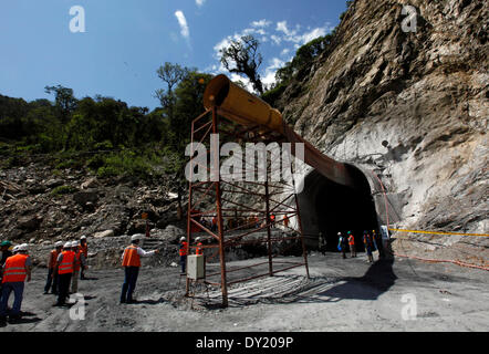 L'Azuay. 25 octobre, 2011. Photo prise le 25 octobre 2011, fourni par la Société d'électricité de l'Équateur (CELEC pour son sigle en espagnol), montre les travailleurs de l'usine Sopladora, dans l'Azuay, en Équateur. Quatre travailleurs chinois ont été tués par une explosion sur le site de construction de la station hydroélectrique Sopladora en Equateur, l'ambassade de Chine a confirmé mercredi. © CELEC/Xinhua/Alamy Live News Banque D'Images