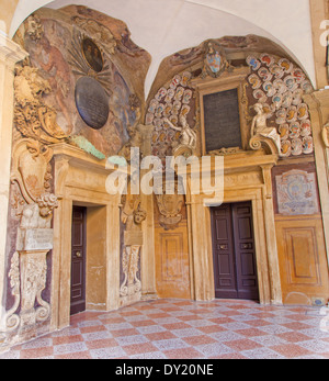 Bologne, Italie - 15 mars 2014 : Portal de l'atrium de l'Archiginnasio externe Banque D'Images