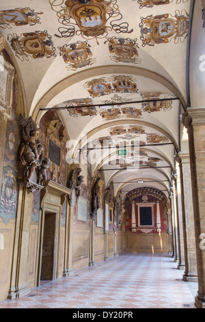 Bologne, Italie - 15 mars 2014 : atrium externe de l'Archiginnasio Banque D'Images