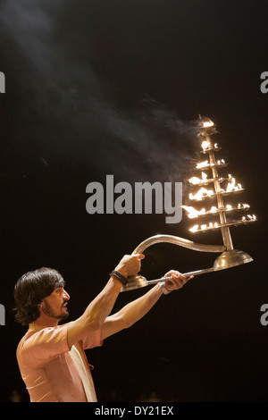 Varanasi, Inde. Ganga Aarti dans la nuit Banque D'Images