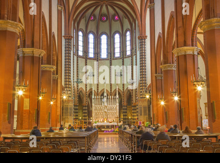 Bologne, Italie - 15 mars 2014 : l'église San Francesco ou saint François. Banque D'Images