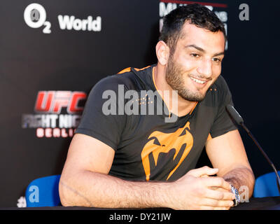 Berlin, Allemagne. avril 03, 2014. fight night berlin, conférence de presse de l'ufc et photo avec headline fighters mark munoz et gegard mousasi (lutte le 31 mai) et l'ufc md pour la zone EMEA, Garry cook. o2 world Berlin sera l'hôte de l'ufc pour la première fois, dans ce qui sera le troisième événement pour l'organisation en Allemagne. / Photo : gegard mousasi, ufc fighter crédit : reynaldo chaib paganelli/Alamy live news Banque D'Images