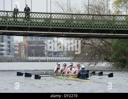 London, UK . 06Th avr, 2014. Sortie pratique par Oxford University Boat Club bleu bateau en préparation de la course de bateaux des universités le dimanche 6 avril 2014. Emplacement :- Tamise, Londres, Royaume-Uni entre Putney et Mortlake (démarrage). Bleu Bateau OUBC crew (bleu foncé) : tops- Bow : Storm UrU, 2 : Tom Watson, 3, 4 Thomas Karl Hudspith Swartz, 5 Malcolm Howard, 6 Michael Di Santo, 7, Sam O'Connor, Course : Constantine Louloudis, Cox : Laurence Harvey, entraîneur en chef : Sean Bowden. Credit : Duncan Grove/Alamy Live News Banque D'Images