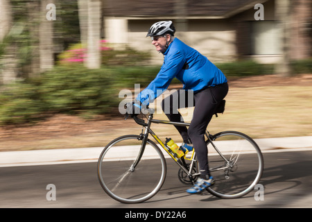 Homme mature chevauche son vélo avec équipement de sécurité approuvé, USA Banque D'Images