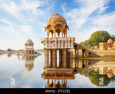 Monuments indiens - Gadi Sagar temple sur Gadisar lake - Jaisalmer, Rajasthan, Inde du nord Banque D'Images