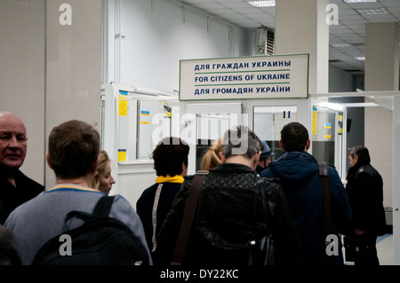 Commande de passeport en ligne - pour les citoyens de l'Ukraine sur l'Aéroport International de Simferopol, en Crimée Banque D'Images