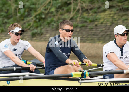 London, UK . 06Th avr, 2014. Sortie pratique par Oxford University Boat Club bleu bateau en préparation de la course de bateaux des universités le dimanche 6 avril 2014. Emplacement :- Tamise, Londres, Royaume-Uni entre Putney et Mortlake (démarrage). Bleu Bateau OUBC crew (bleu foncé) : tops- Bow : Storm UrU, 2 : Tom Watson, 3, 4 Thomas Karl Hudspith Swartz, 5 Malcolm Howard, 6 Michael Di Santo, 7, Sam O'Connor, Course : Constantine Louloudis, Cox : Laurence Harvey, entraîneur en chef : Sean Bowden. Credit : Duncan Grove/Alamy Live News Banque D'Images