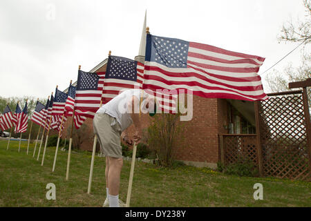 L'homme définit les drapeaux à l'Église chrétienne centrale pour rendre hommage aux victimes de la prise de poste de l'armée à Fort Hood à Killeen Texas Banque D'Images