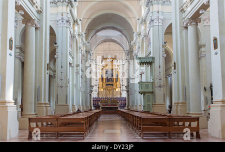 Bologne, Italie - 16 mars 2014 : nef principale de saint Dominique ou l'église baroque de San Domenico. Banque D'Images