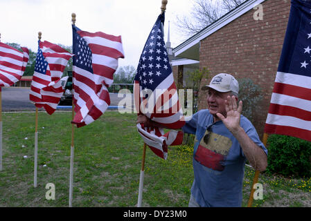 L'homme définit les drapeaux à l'Église chrétienne centrale pour rendre hommage aux victimes de la prise de poste de l'armée à Fort Hood à Killeen Texas Banque D'Images