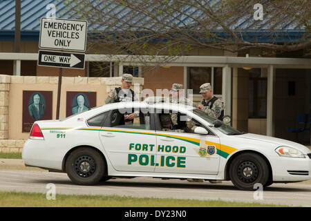 À pied de la police militaire pour parler en MP car en service au poste de l'armée à Fort Hood en Killeen, Texas Banque D'Images