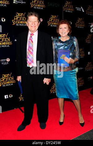 London, UK . Apr 02, 2014. Cilla Black assiste à la Dirty Rotten Soundrels. La comédie musicale à la Soirée d'ouverture au Savoy Theatre London 2 avril 2014 Crédit : Peter Phillips/Alamy Live News Banque D'Images