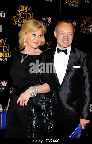 London, UK . Apr 02, 2014. Graham Norton assiste à la Dirty Rotten Soundrels. La comédie musicale à la Soirée d'ouverture au Savoy Theatre London 2 avril 2014 Crédit : Peter Phillips/Alamy Live News Banque D'Images