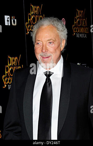 London, UK . Apr 02, 2014. Tom Jones assister à la Dirty Rotten Soundrels. La comédie musicale à la Soirée d'ouverture au Savoy Theatre London 2 avril 2014 Crédit : Peter Phillips/Alamy Live News Banque D'Images