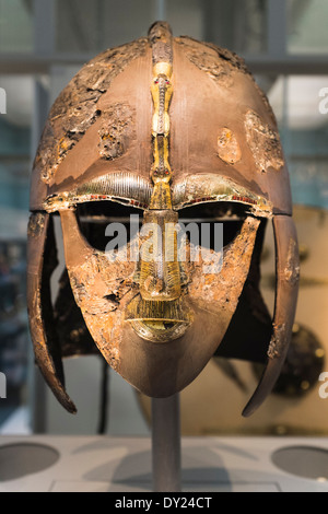 The Sutton Hoo Anglo-Saxon Helmet, British Museum, Londres, Royaume-Uni Banque D'Images