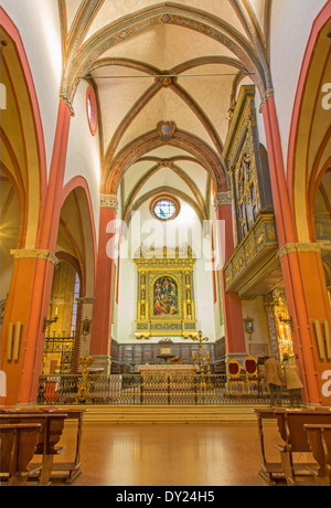 Bologne, Italie - 16 mars 2014 : grande nef et autel Renaissance par Girolamo da Sermoneta dans l'église San Martino. Banque D'Images